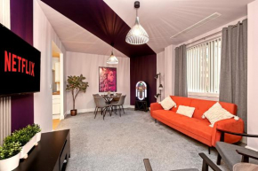 PRIME City Centre Location, THE JUKE BOX SUITE, Secure Gated FREE Parking Space, Unique STYLISH Apartment, Two Bathrooms